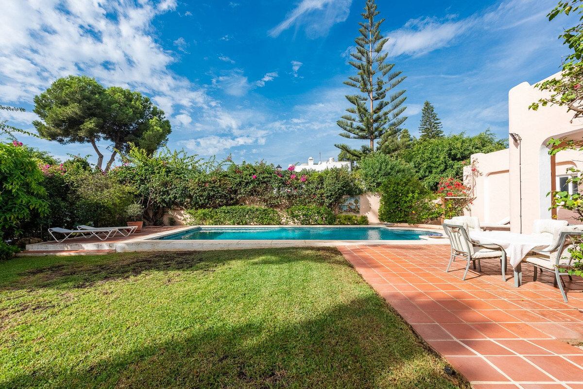 FOR SALE 🏡 Beachside Four-Bedroom Villa 100 m from the Sea – Paraíso Barronal, Estepona East 🇪🇸