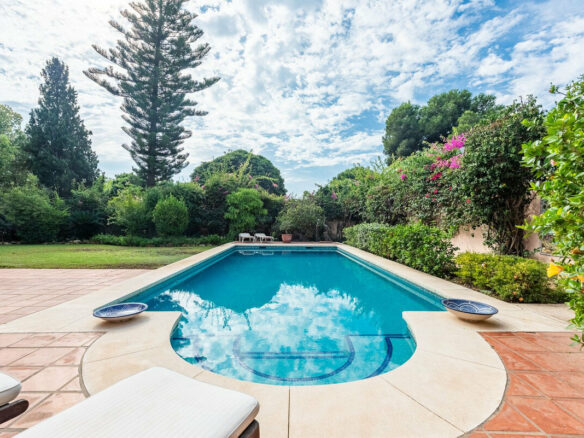 FOR SALE 🏡 Beachside Four-Bedroom Villa 100 m from the Sea – Paraíso Barronal, Estepona East 🇪🇸