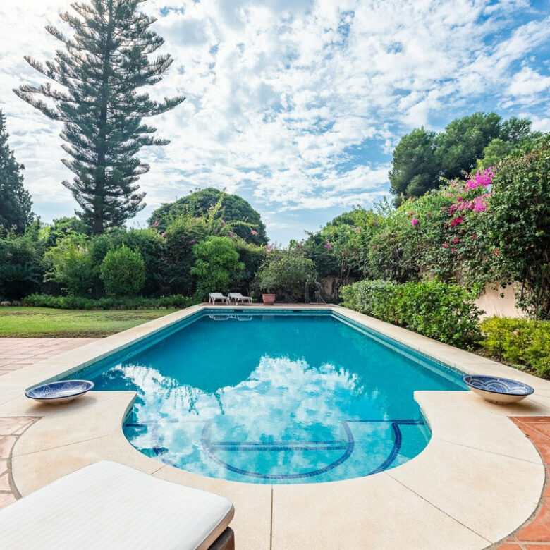 FOR SALE 🏡 Beachside Four-Bedroom Villa 100 m from the Sea – Paraíso Barronal, Estepona East 🇪🇸