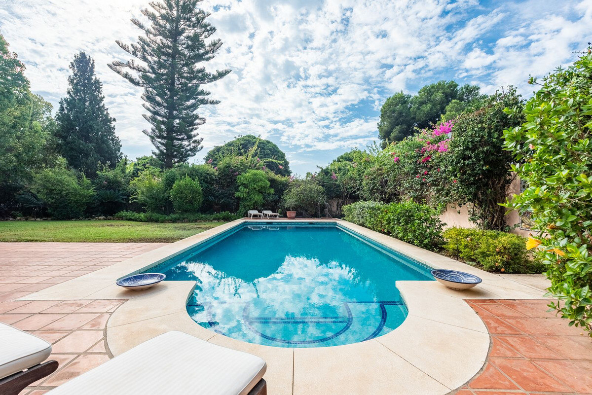 FOR SALE 🏡 Beachside Four-Bedroom Villa 100 m from the Sea – Paraíso Barronal, Estepona East 🇪🇸