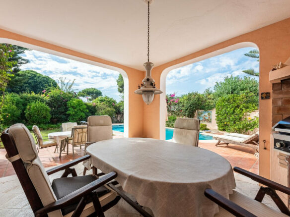 FOR SALE 🏡 Beachside Four-Bedroom Villa 100 m from the Sea – Paraíso Barronal, Estepona East 🇪🇸