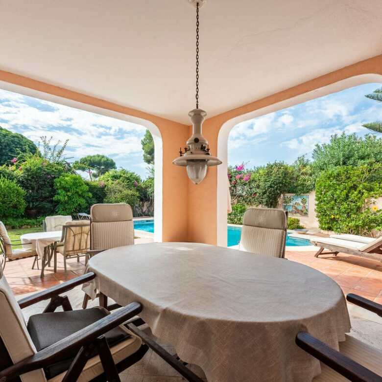 FOR SALE 🏡 Beachside Four-Bedroom Villa 100 m from the Sea – Paraíso Barronal, Estepona East 🇪🇸