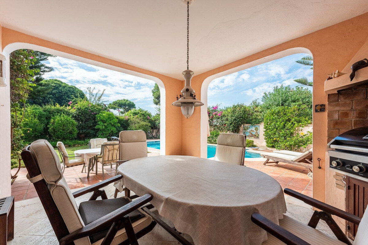 FOR SALE 🏡 Beachside Four-Bedroom Villa 100 m from the Sea – Paraíso Barronal, Estepona East 🇪🇸