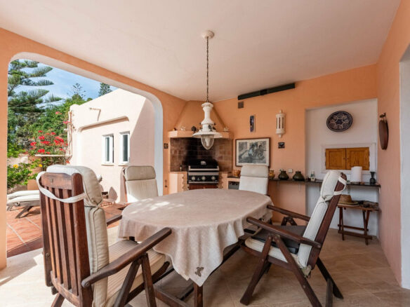 FOR SALE 🏡 Beachside Four-Bedroom Villa 100 m from the Sea – Paraíso Barronal, Estepona East 🇪🇸