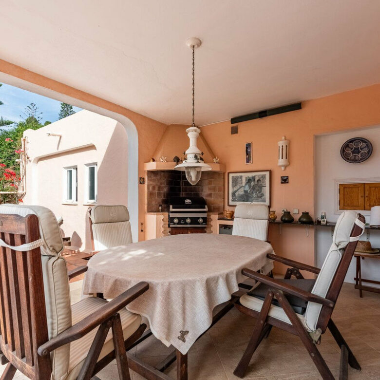 FOR SALE 🏡 Beachside Four-Bedroom Villa 100 m from the Sea – Paraíso Barronal, Estepona East 🇪🇸