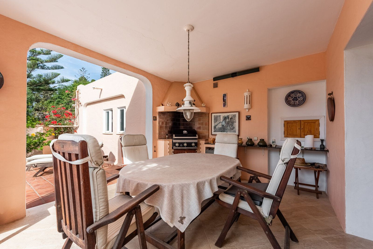 FOR SALE 🏡 Beachside Four-Bedroom Villa 100 m from the Sea – Paraíso Barronal, Estepona East 🇪🇸