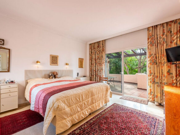 FOR SALE 🏡 Beachside Four-Bedroom Villa 100 m from the Sea – Paraíso Barronal, Estepona East 🇪🇸
