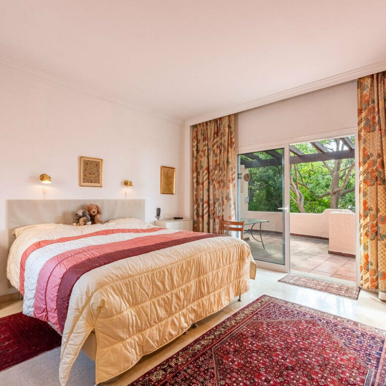FOR SALE 🏡 Beachside Four-Bedroom Villa 100 m from the Sea – Paraíso Barronal, Estepona East 🇪🇸