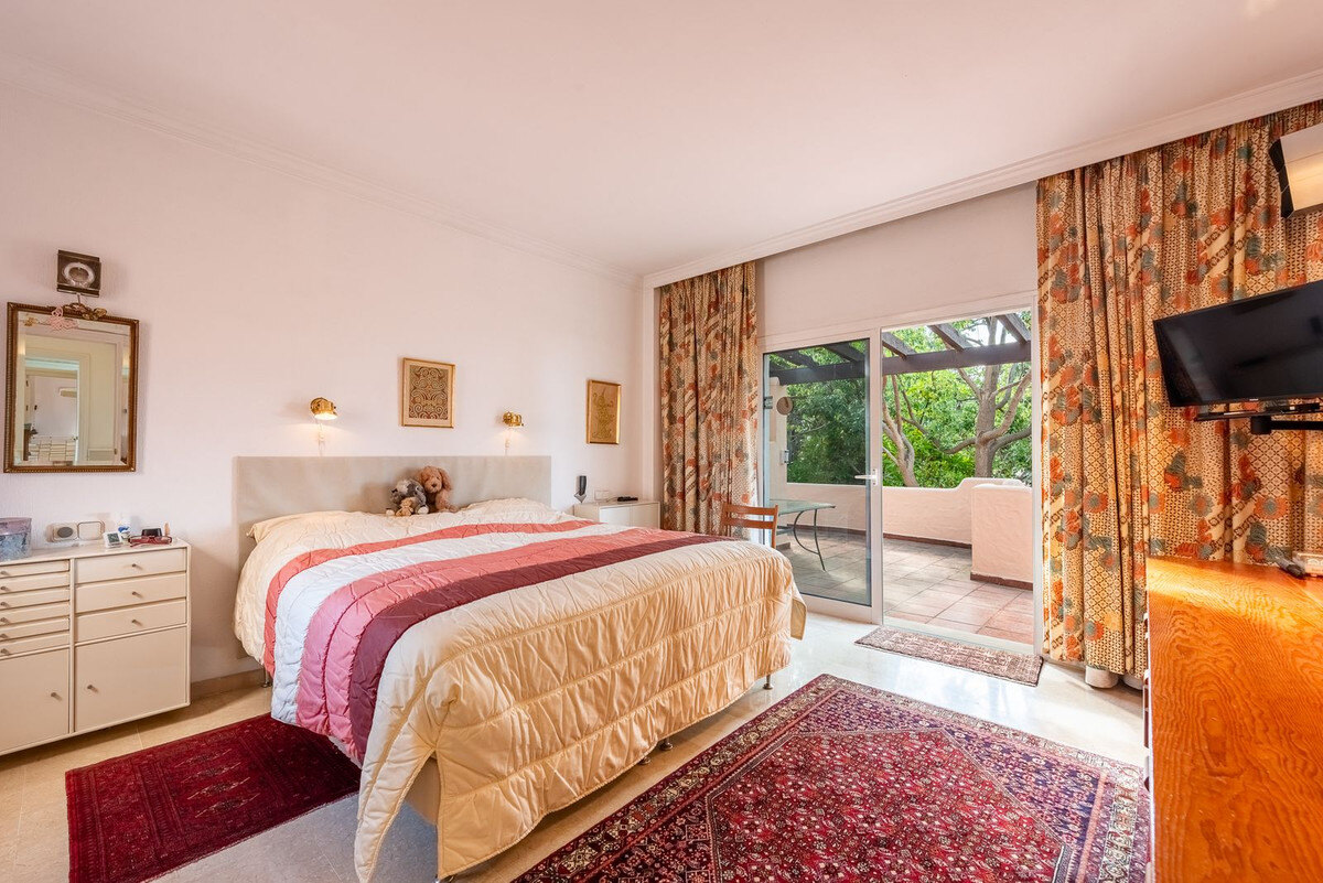 FOR SALE 🏡 Beachside Four-Bedroom Villa 100 m from the Sea – Paraíso Barronal, Estepona East 🇪🇸