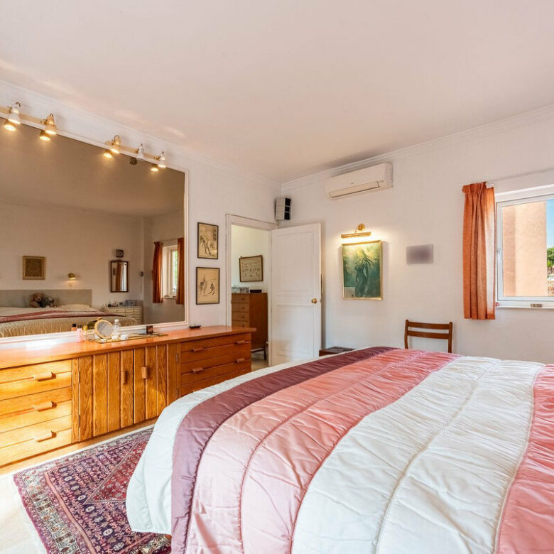 FOR SALE 🏡 Beachside Four-Bedroom Villa 100 m from the Sea – Paraíso Barronal, Estepona East 🇪🇸