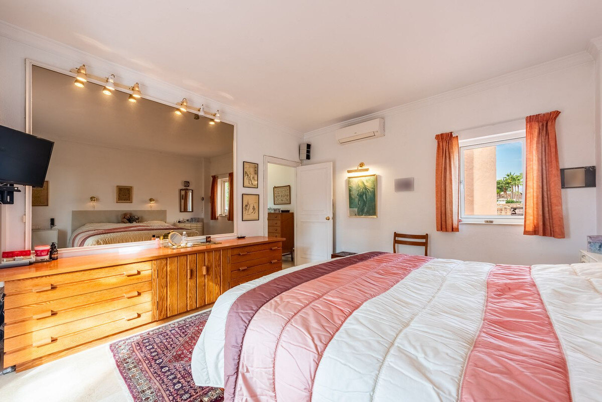 FOR SALE 🏡 Beachside Four-Bedroom Villa 100 m from the Sea – Paraíso Barronal, Estepona East 🇪🇸