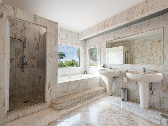 FOR SALE 🏡 Beachside Four-Bedroom Villa 100 m from the Sea – Paraíso Barronal, Estepona East 🇪🇸