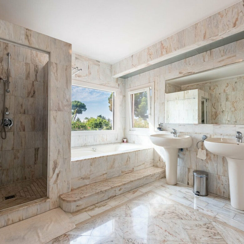 FOR SALE 🏡 Beachside Four-Bedroom Villa 100 m from the Sea – Paraíso Barronal, Estepona East 🇪🇸