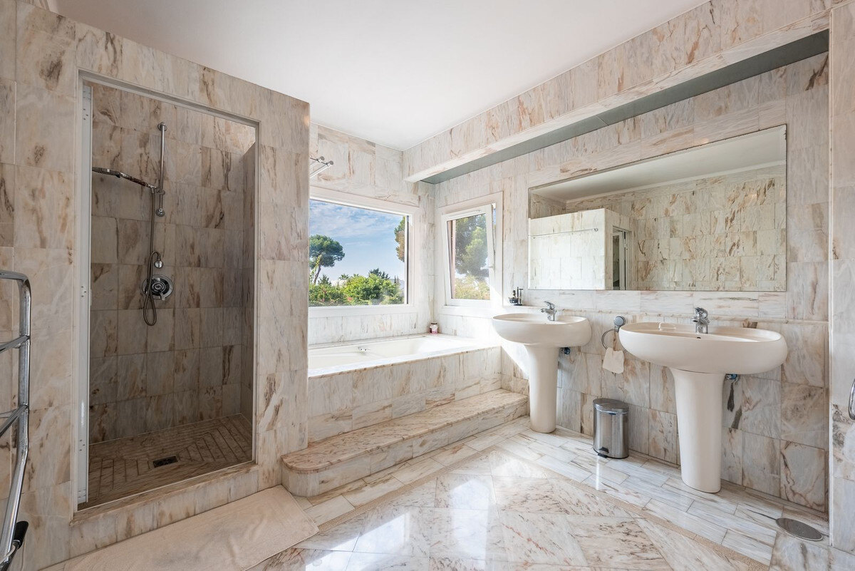 FOR SALE 🏡 Beachside Four-Bedroom Villa 100 m from the Sea – Paraíso Barronal, Estepona East 🇪🇸