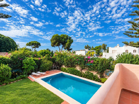 FOR SALE 🏡 Beachside Four-Bedroom Villa 100 m from the Sea – Paraíso Barronal, Estepona East 🇪🇸
