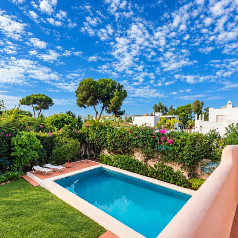 FOR SALE 🏡 Beachside Four-Bedroom Villa 100 m from the Sea – Paraíso Barronal, Estepona East 🇪🇸
