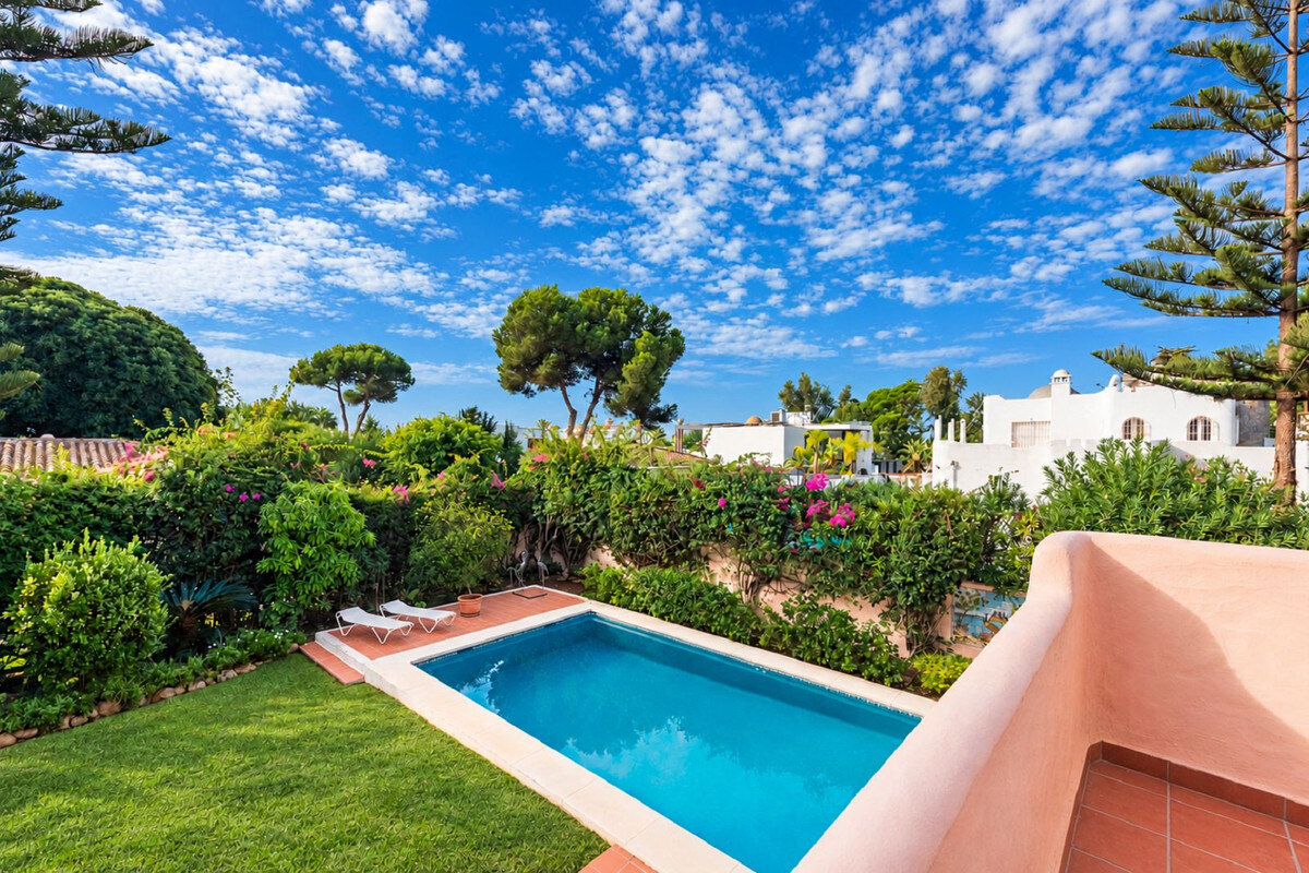 FOR SALE 🏡 Beachside Four-Bedroom Villa 100 m from the Sea – Paraíso Barronal, Estepona East 🇪🇸