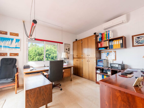 FOR SALE 🏡 Beachside Four-Bedroom Villa 100 m from the Sea – Paraíso Barronal, Estepona East 🇪🇸