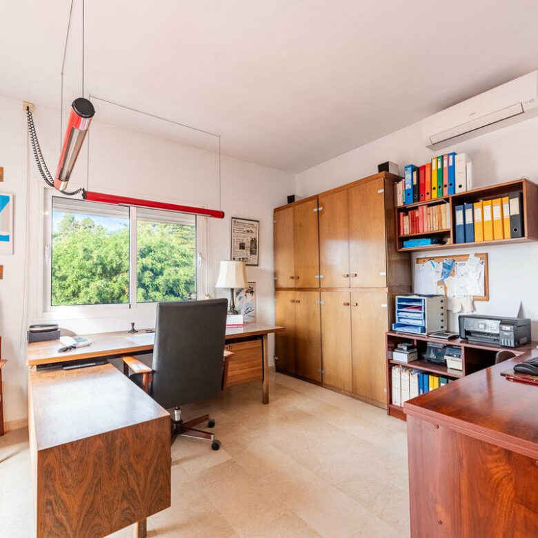 FOR SALE 🏡 Beachside Four-Bedroom Villa 100 m from the Sea – Paraíso Barronal, Estepona East 🇪🇸