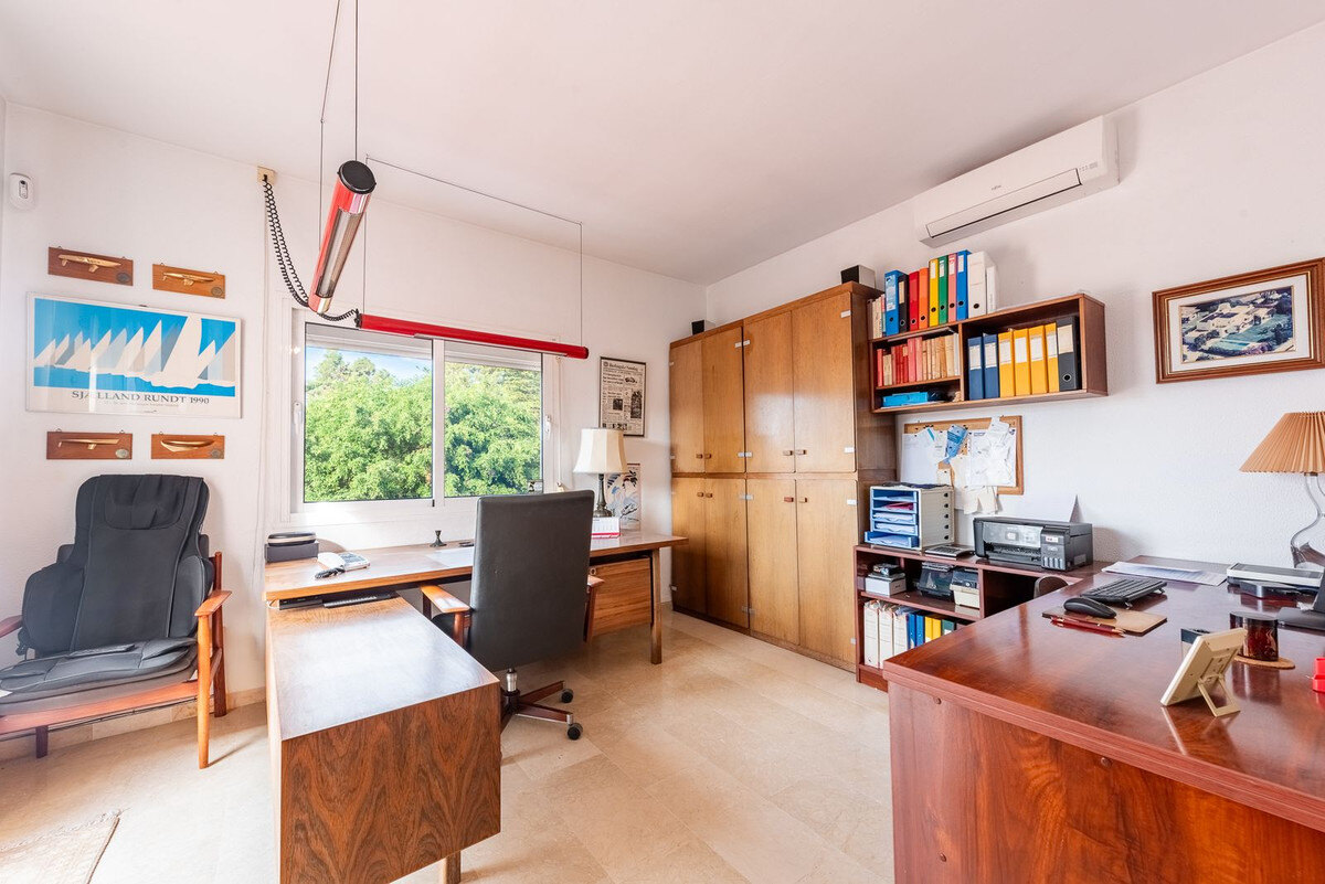 FOR SALE 🏡 Beachside Four-Bedroom Villa 100 m from the Sea – Paraíso Barronal, Estepona East 🇪🇸