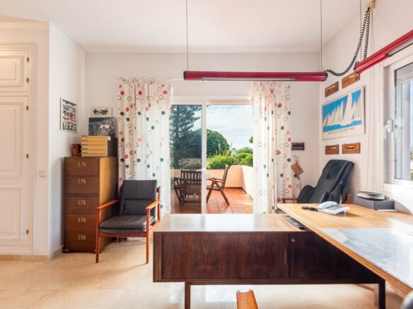 FOR SALE 🏡 Beachside Four-Bedroom Villa 100 m from the Sea – Paraíso Barronal, Estepona East 🇪🇸