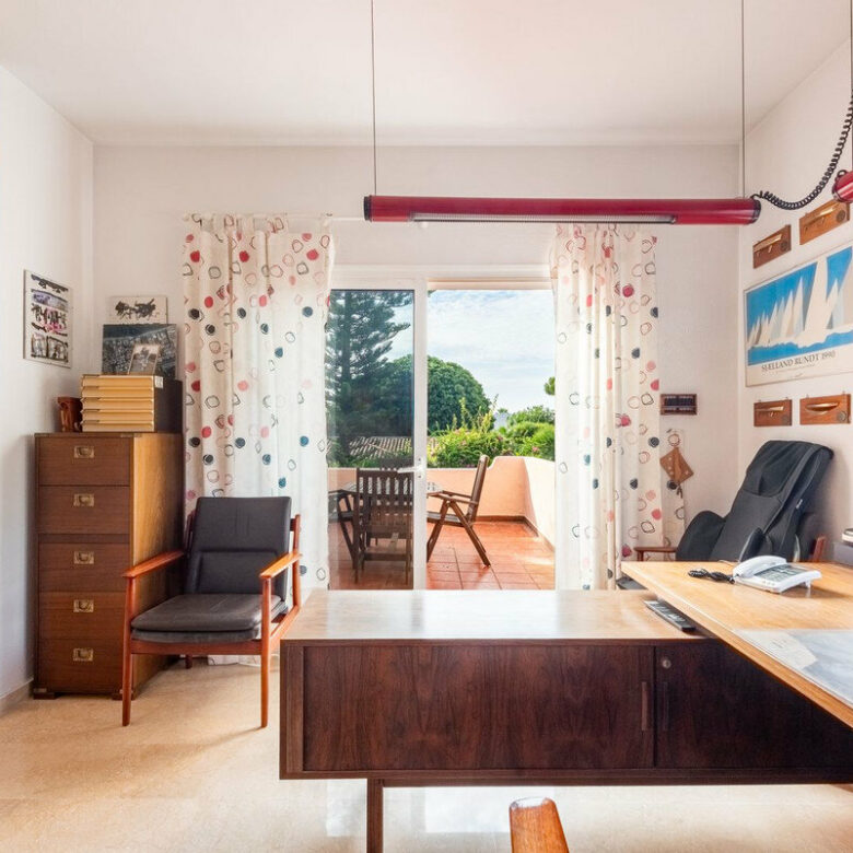 FOR SALE 🏡 Beachside Four-Bedroom Villa 100 m from the Sea – Paraíso Barronal, Estepona East 🇪🇸