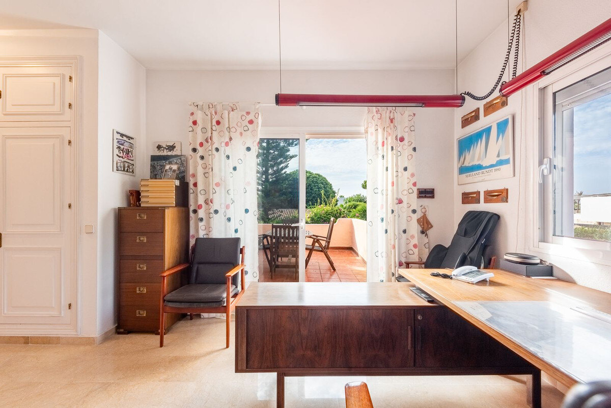 FOR SALE 🏡 Beachside Four-Bedroom Villa 100 m from the Sea – Paraíso Barronal, Estepona East 🇪🇸