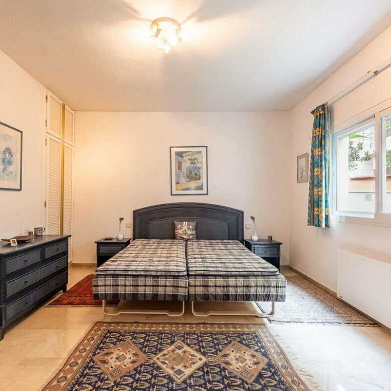 FOR SALE 🏡 Beachside Four-Bedroom Villa 100 m from the Sea – Paraíso Barronal, Estepona East 🇪🇸