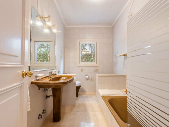 FOR SALE 🏡 Beachside Four-Bedroom Villa 100 m from the Sea – Paraíso Barronal, Estepona East 🇪🇸