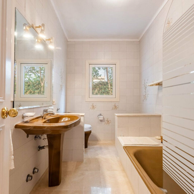 FOR SALE 🏡 Beachside Four-Bedroom Villa 100 m from the Sea – Paraíso Barronal, Estepona East 🇪🇸