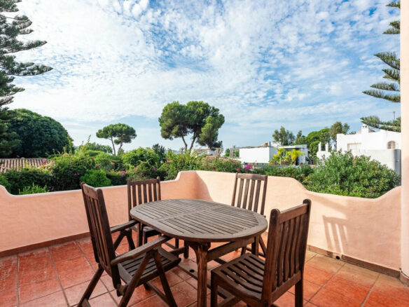 FOR SALE 🏡 Beachside Four-Bedroom Villa 100 m from the Sea – Paraíso Barronal, Estepona East 🇪🇸