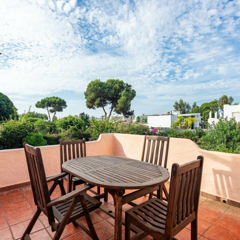 FOR SALE 🏡 Beachside Four-Bedroom Villa 100 m from the Sea – Paraíso Barronal, Estepona East 🇪🇸