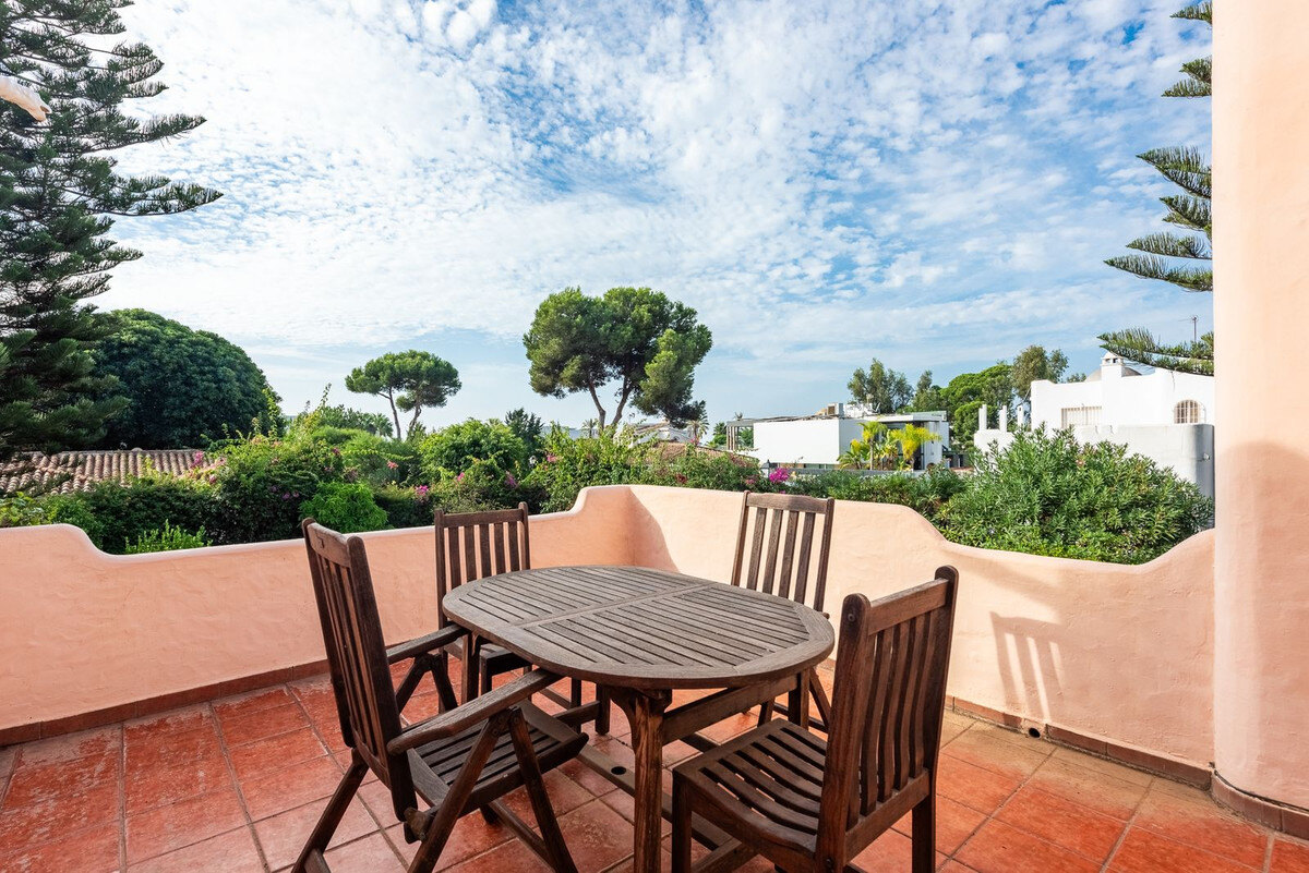 FOR SALE 🏡 Beachside Four-Bedroom Villa 100 m from the Sea – Paraíso Barronal, Estepona East 🇪🇸