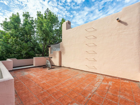 FOR SALE 🏡 Beachside Four-Bedroom Villa 100 m from the Sea – Paraíso Barronal, Estepona East 🇪🇸