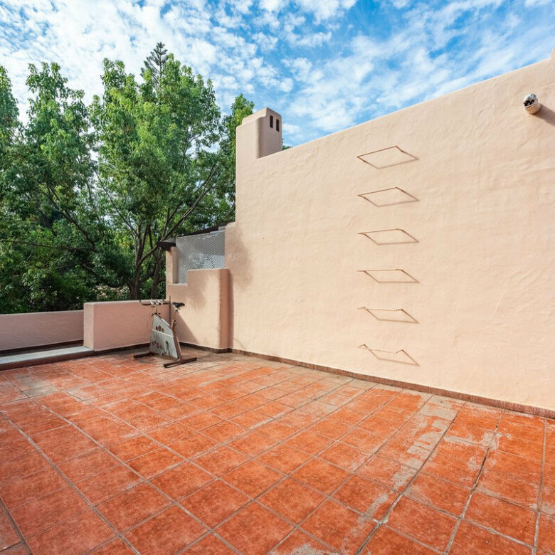 FOR SALE 🏡 Beachside Four-Bedroom Villa 100 m from the Sea – Paraíso Barronal, Estepona East 🇪🇸