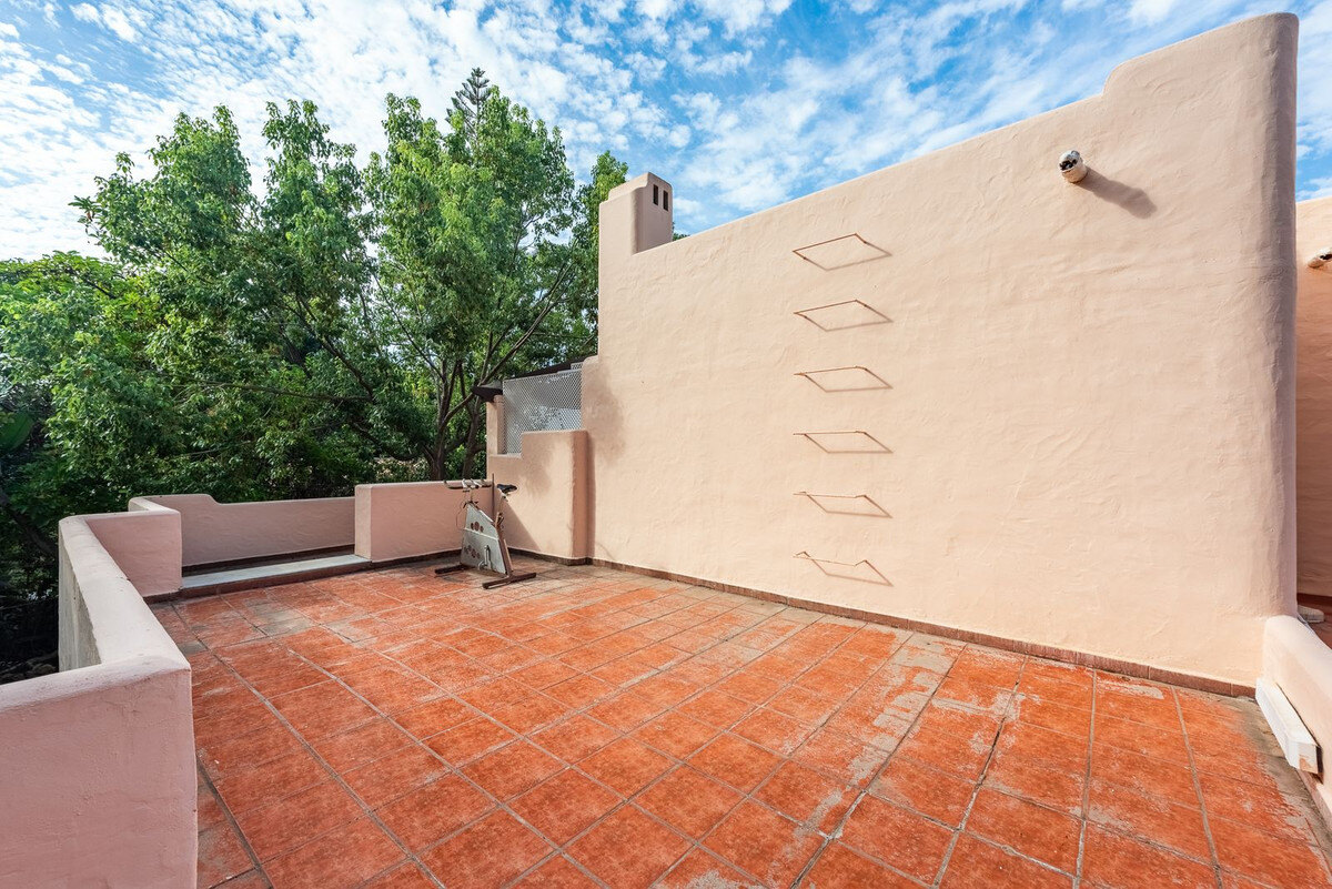 FOR SALE 🏡 Beachside Four-Bedroom Villa 100 m from the Sea – Paraíso Barronal, Estepona East 🇪🇸