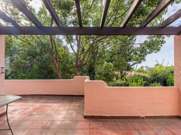 FOR SALE 🏡 Beachside Four-Bedroom Villa 100 m from the Sea – Paraíso Barronal, Estepona East 🇪🇸