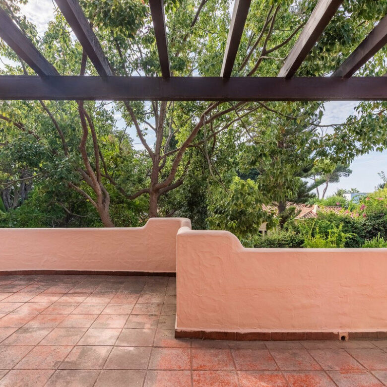 FOR SALE 🏡 Beachside Four-Bedroom Villa 100 m from the Sea – Paraíso Barronal, Estepona East 🇪🇸