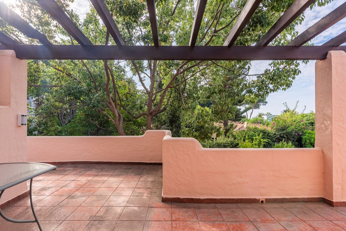 FOR SALE 🏡 Beachside Four-Bedroom Villa 100 m from the Sea – Paraíso Barronal, Estepona East 🇪🇸