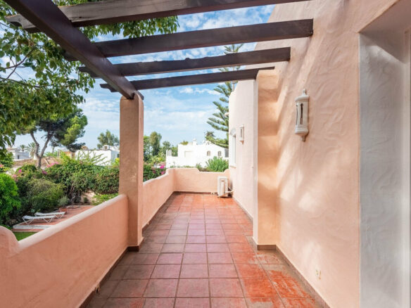 FOR SALE 🏡 Beachside Four-Bedroom Villa 100 m from the Sea – Paraíso Barronal, Estepona East 🇪🇸