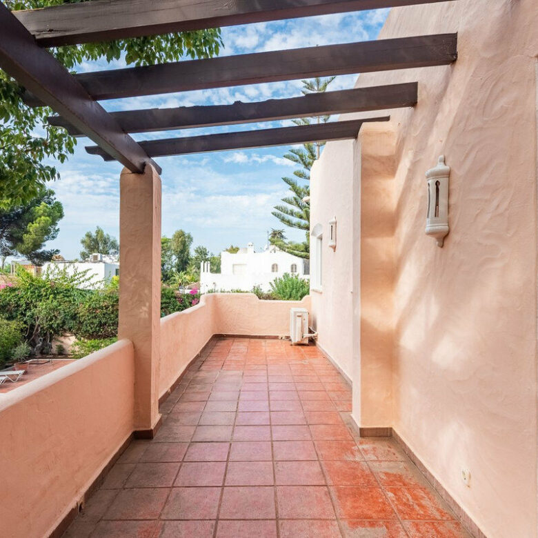 FOR SALE 🏡 Beachside Four-Bedroom Villa 100 m from the Sea – Paraíso Barronal, Estepona East 🇪🇸