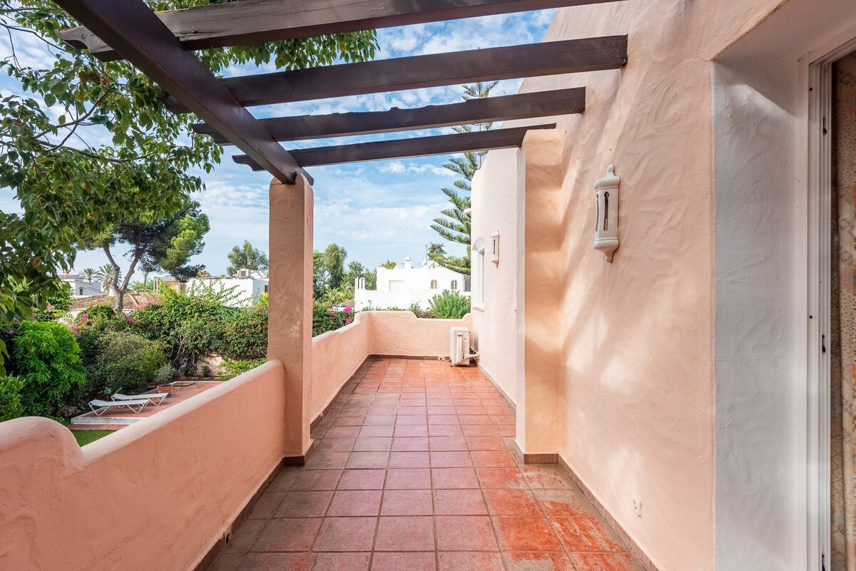 FOR SALE 🏡 Beachside Four-Bedroom Villa 100 m from the Sea – Paraíso Barronal, Estepona East 🇪🇸
