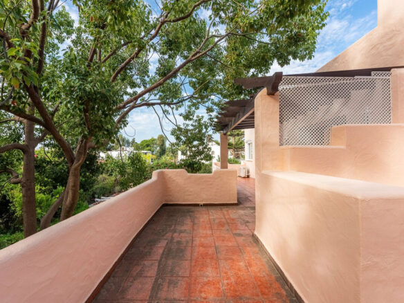 FOR SALE 🏡 Beachside Four-Bedroom Villa 100 m from the Sea – Paraíso Barronal, Estepona East 🇪🇸