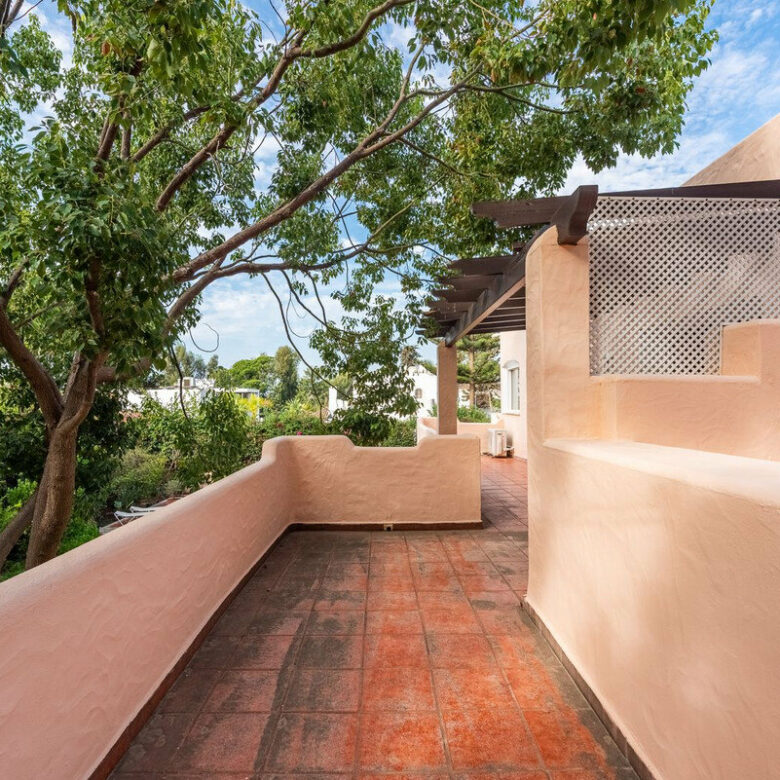 FOR SALE 🏡 Beachside Four-Bedroom Villa 100 m from the Sea – Paraíso Barronal, Estepona East 🇪🇸