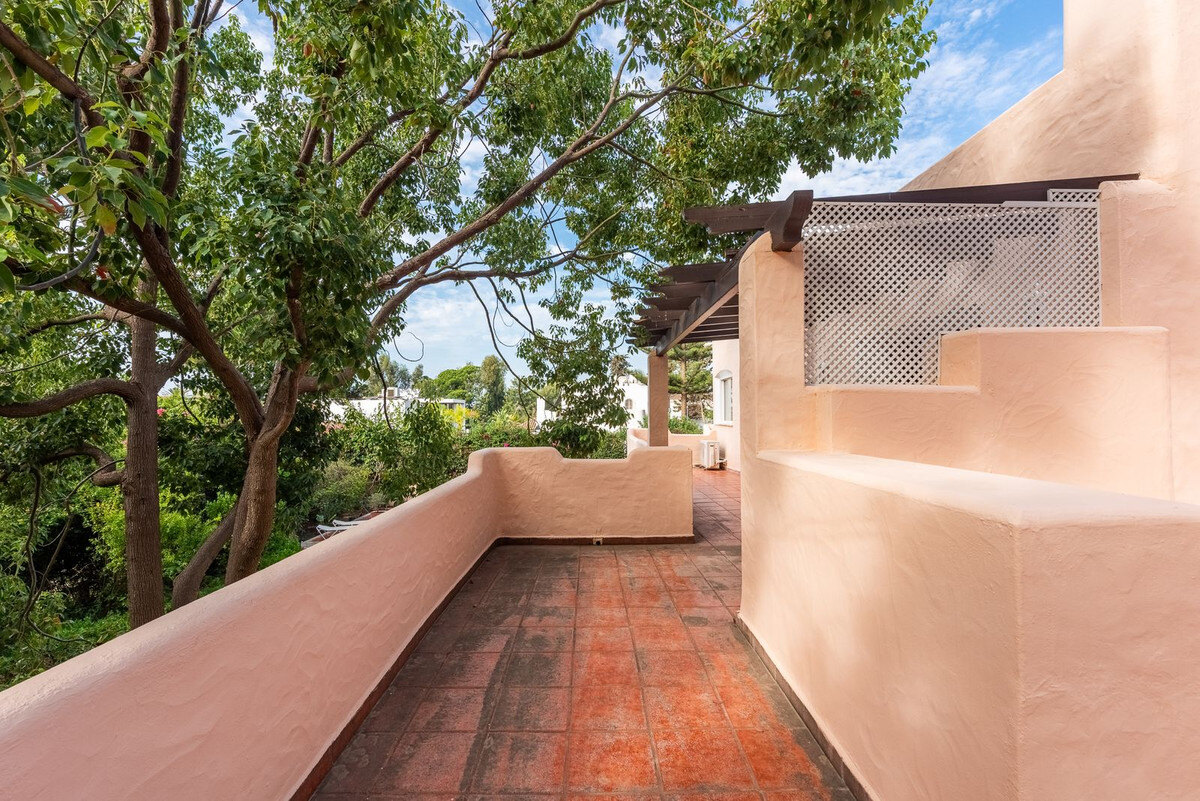FOR SALE 🏡 Beachside Four-Bedroom Villa 100 m from the Sea – Paraíso Barronal, Estepona East 🇪🇸