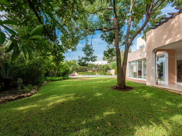 FOR SALE 🏡 Beachside Four-Bedroom Villa 100 m from the Sea – Paraíso Barronal, Estepona East 🇪🇸
