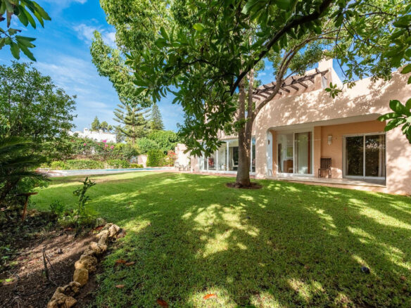 FOR SALE 🏡 Beachside Four-Bedroom Villa 100 m from the Sea – Paraíso Barronal, Estepona East 🇪🇸