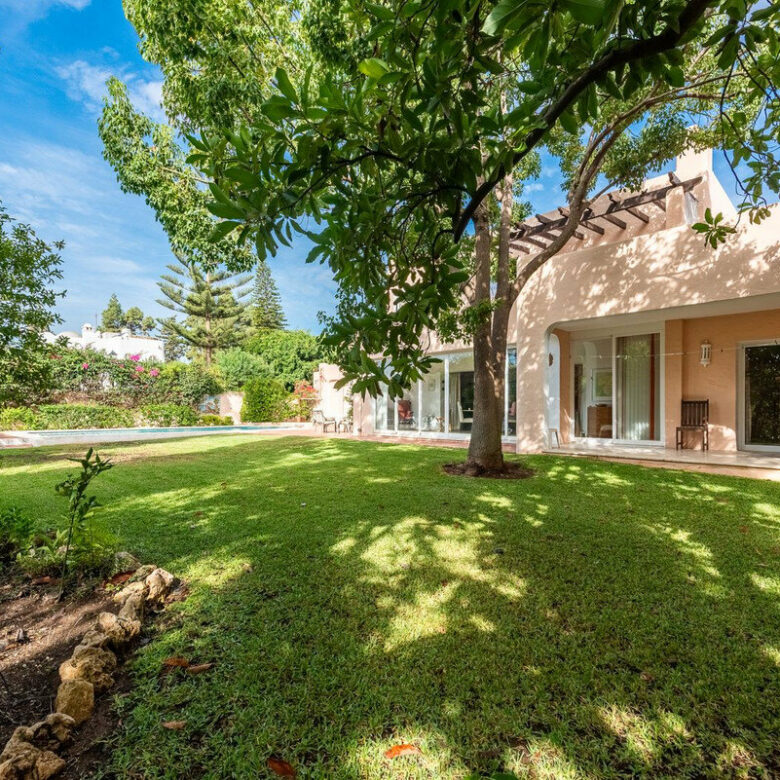 FOR SALE 🏡 Beachside Four-Bedroom Villa 100 m from the Sea – Paraíso Barronal, Estepona East 🇪🇸