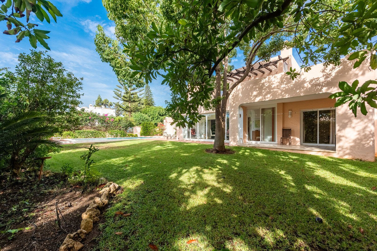 FOR SALE 🏡 Beachside Four-Bedroom Villa 100 m from the Sea – Paraíso Barronal, Estepona East 🇪🇸