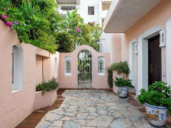 FOR SALE 🏡 Beachside Four-Bedroom Villa 100 m from the Sea – Paraíso Barronal, Estepona East 🇪🇸